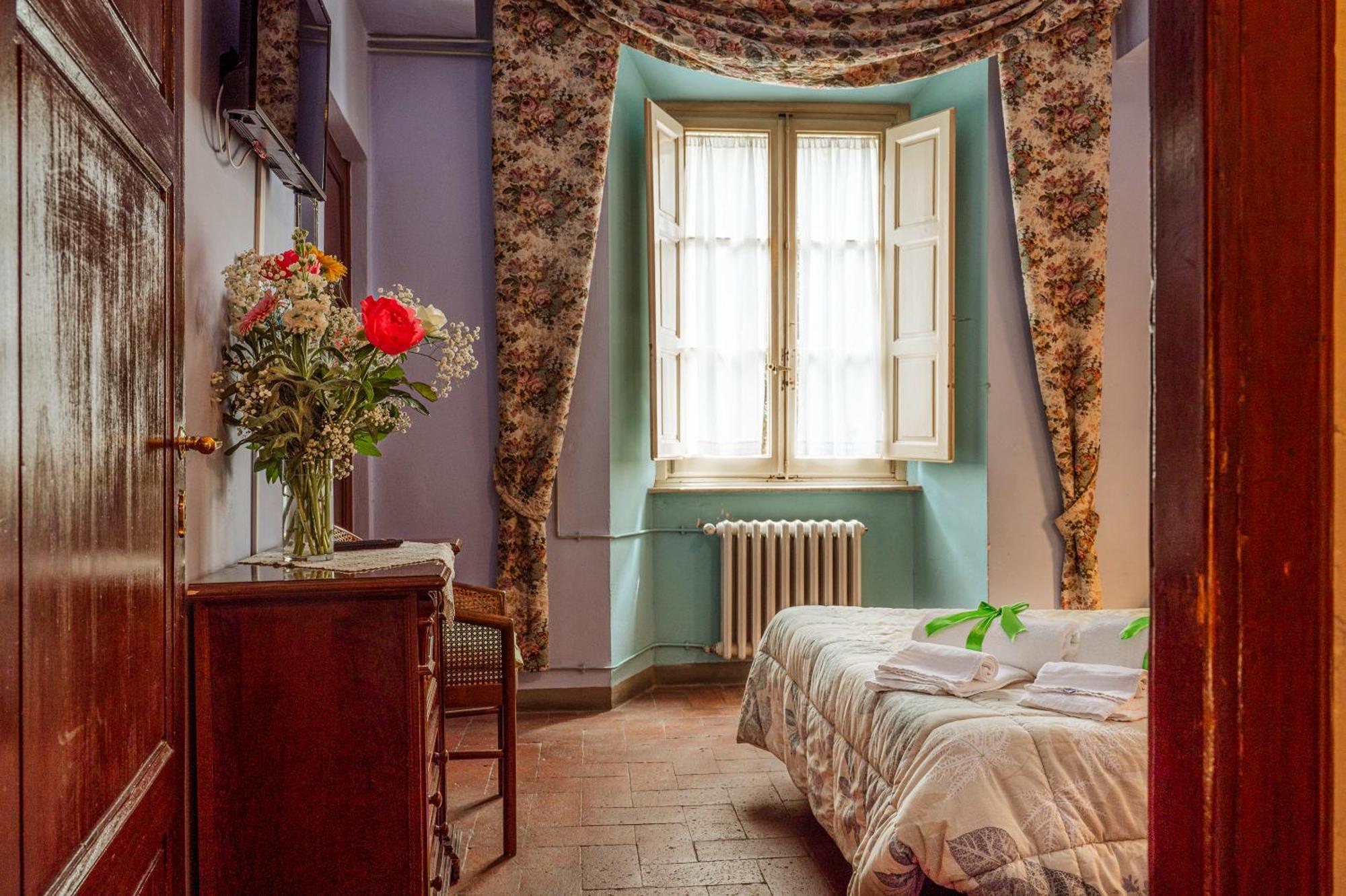 Antica Casa Dei Rassicurati Bed & Breakfast Montecarlo Exterior foto