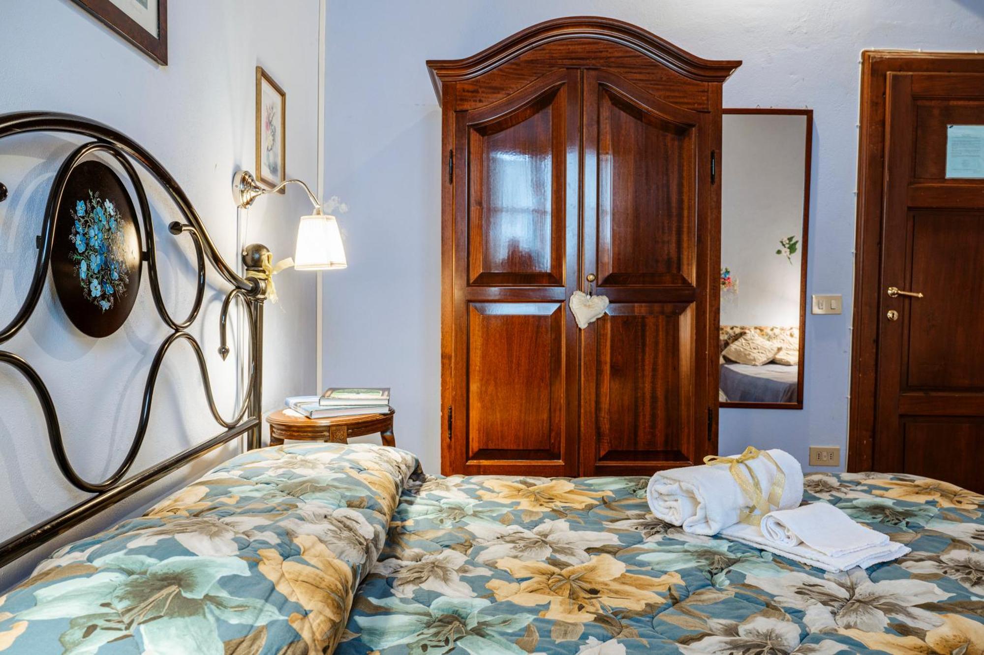 Antica Casa Dei Rassicurati Bed & Breakfast Montecarlo Exterior foto